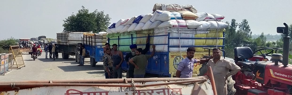 Meerut-Karnal road jammed, farmers standing with paddy on Yamuna bridge