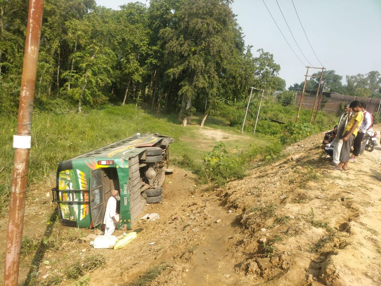 Bus overturned in ditch, child dies, operator injured