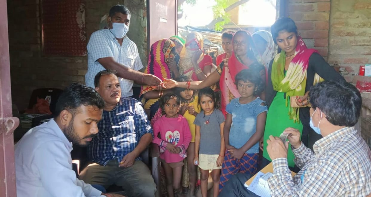 Kanpur Dehat: Child dies of fever, many sick, slide made of blood for malaria test