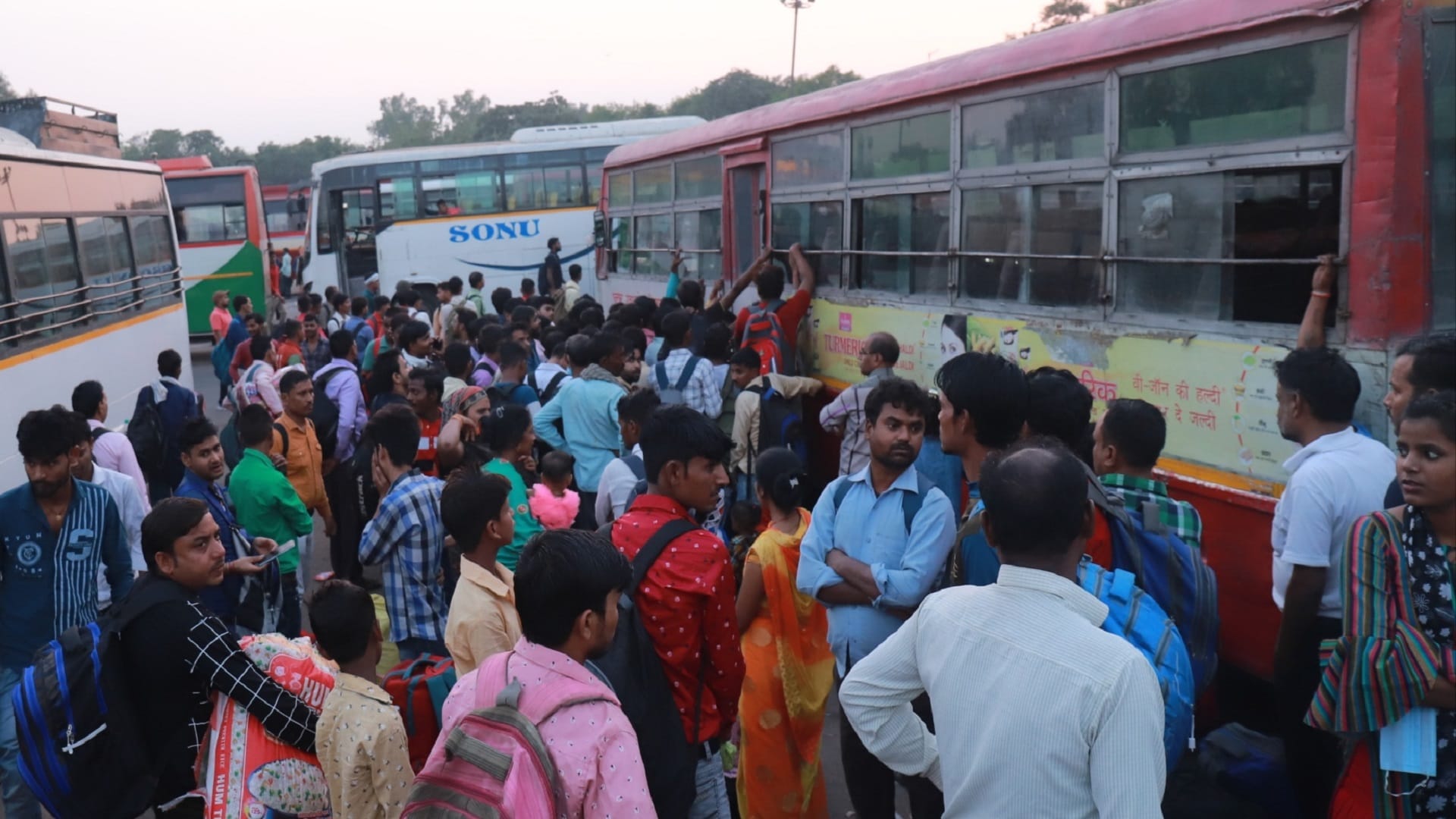 Delhi: Ahead of Diwali, there is jam in the national capital, no breathing space at bus stations.