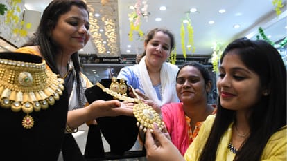 Gold on Dhanteras, despite weakness, is expensive than last time, yet 30% sales may increase