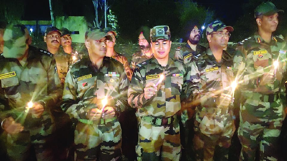 Security forces celebrated Diwali in Akhnoor sector, lamps were lit with the chanting of Bharat Mata
