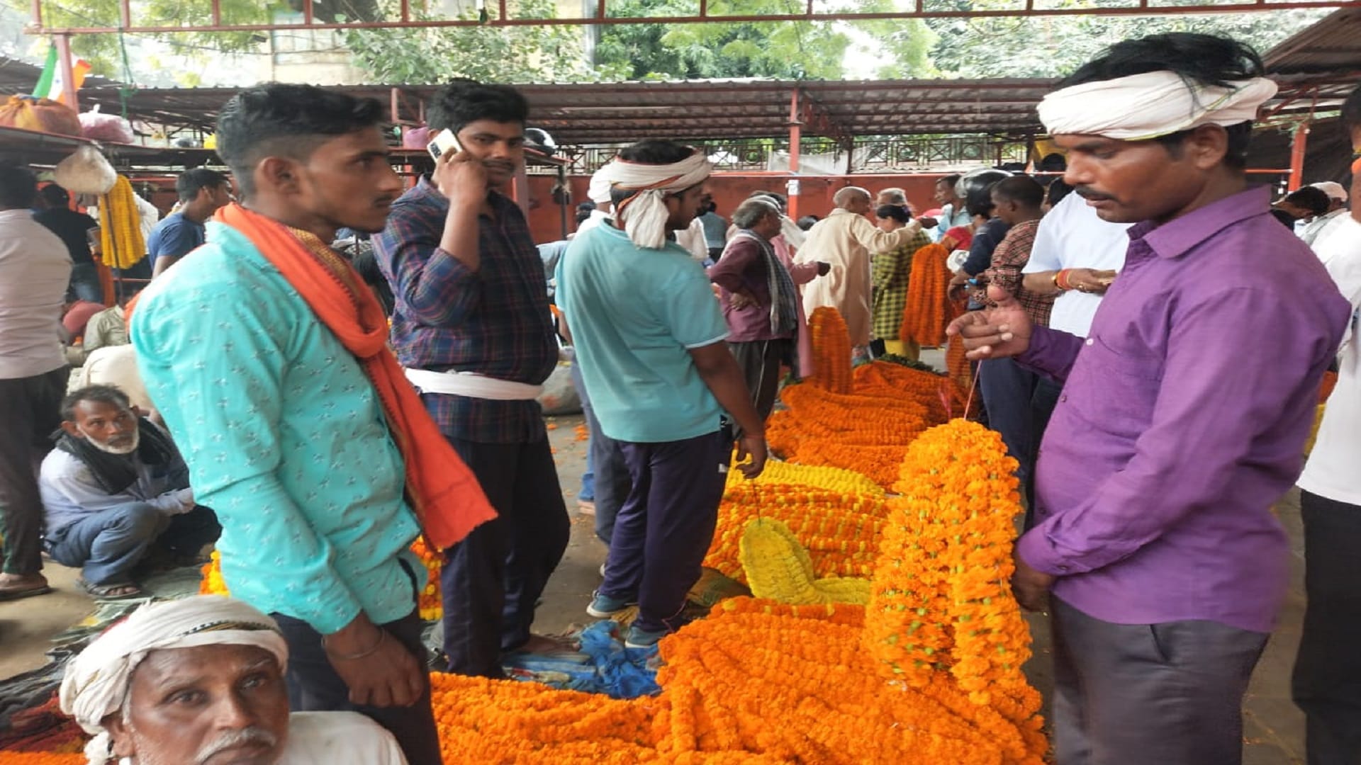 Photos demand for lotus of Kolkata while the marigold flower price increased