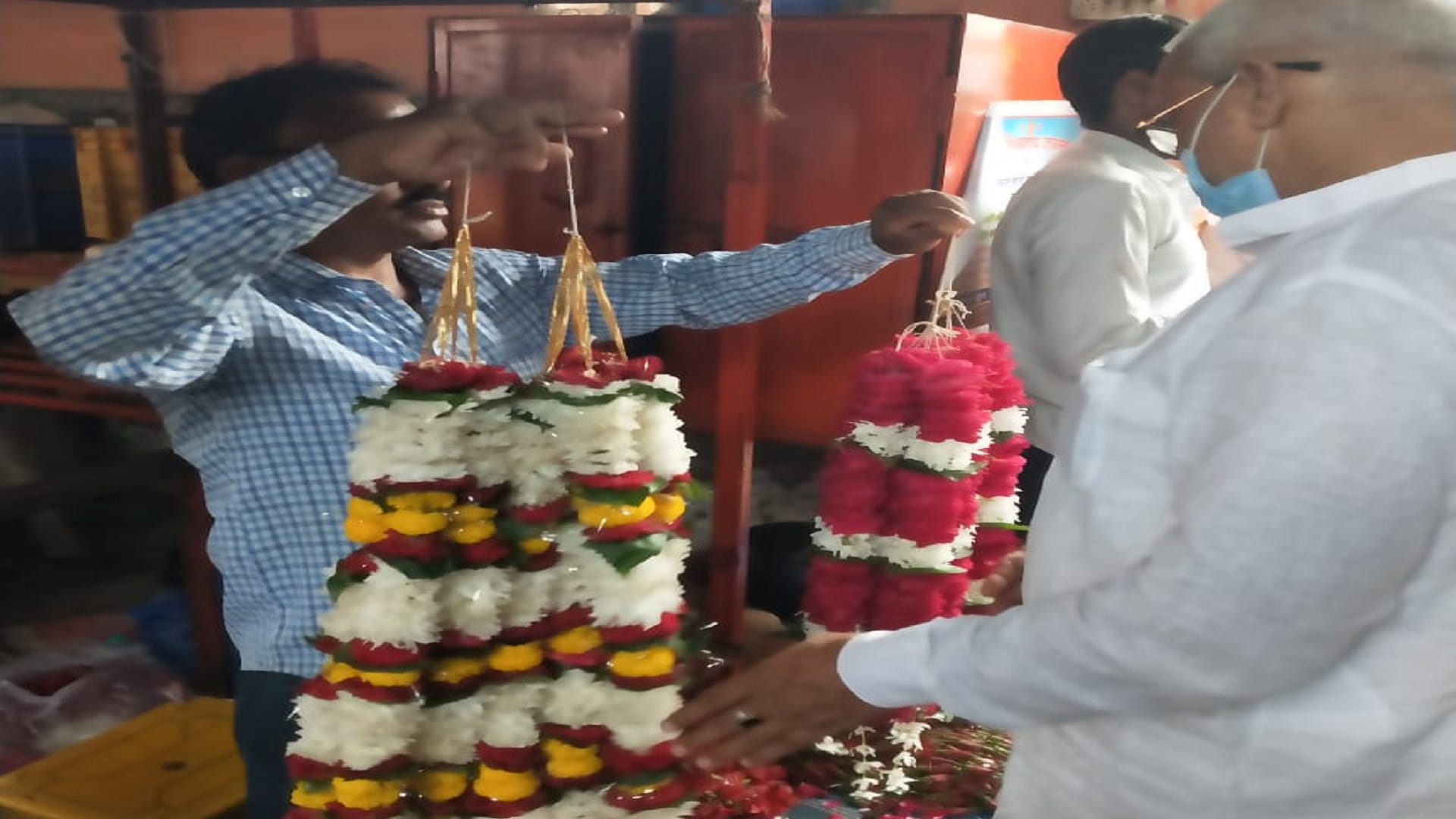 Photos demand for lotus of Kolkata while the marigold flower price increased