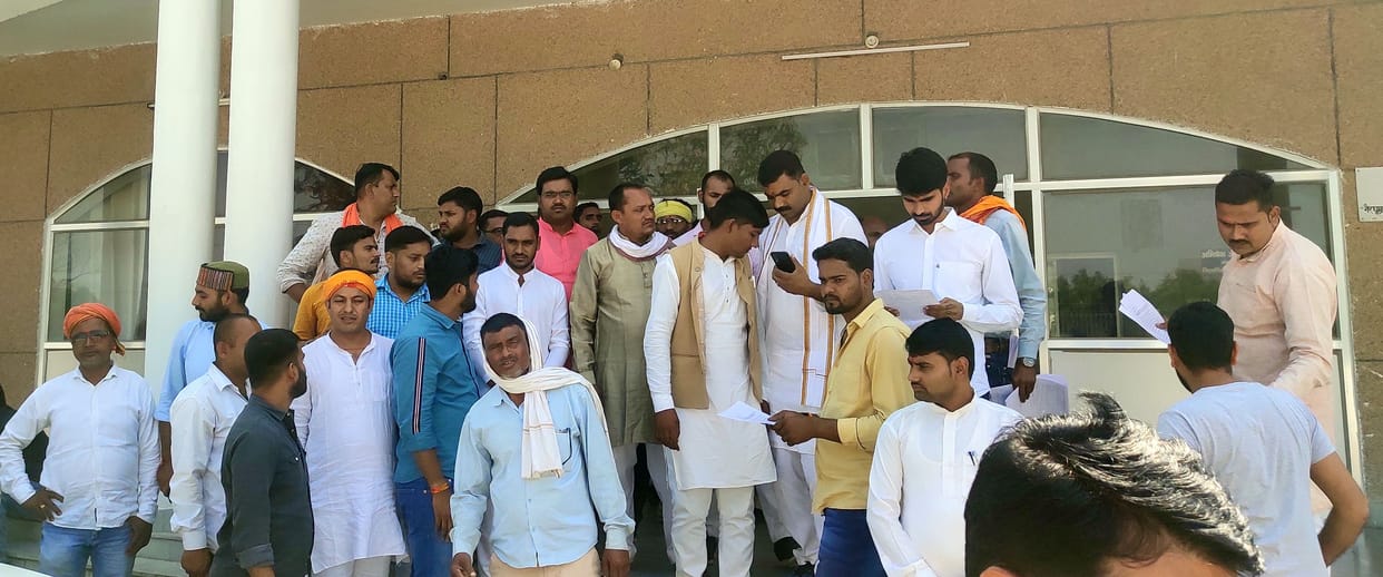 Chitrakoot: Demonstration of BJP workers against Kotwal