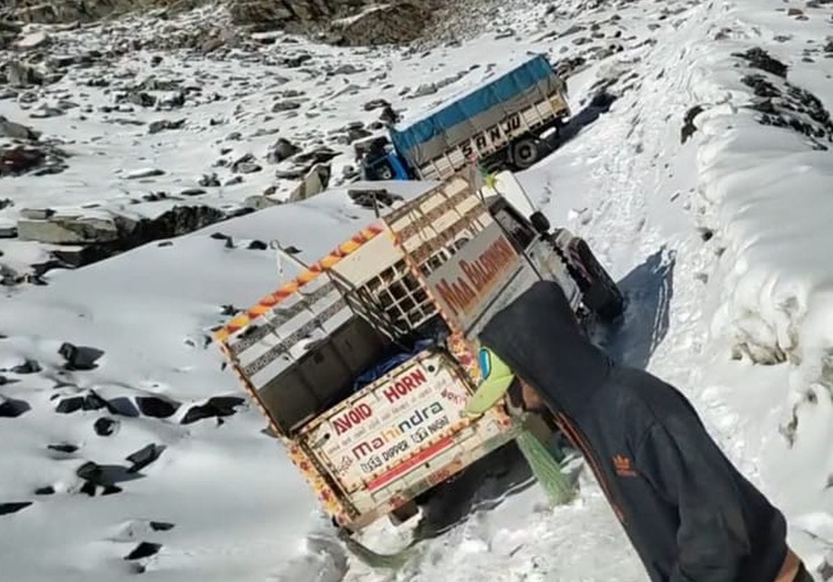 Two trucks of Chamba stranded near Pangi after snowfall