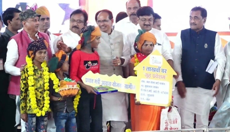 Grah Pravesham On Dhanteras Modi did home entry to 4.51 lakh families of Madhya Pradesh
