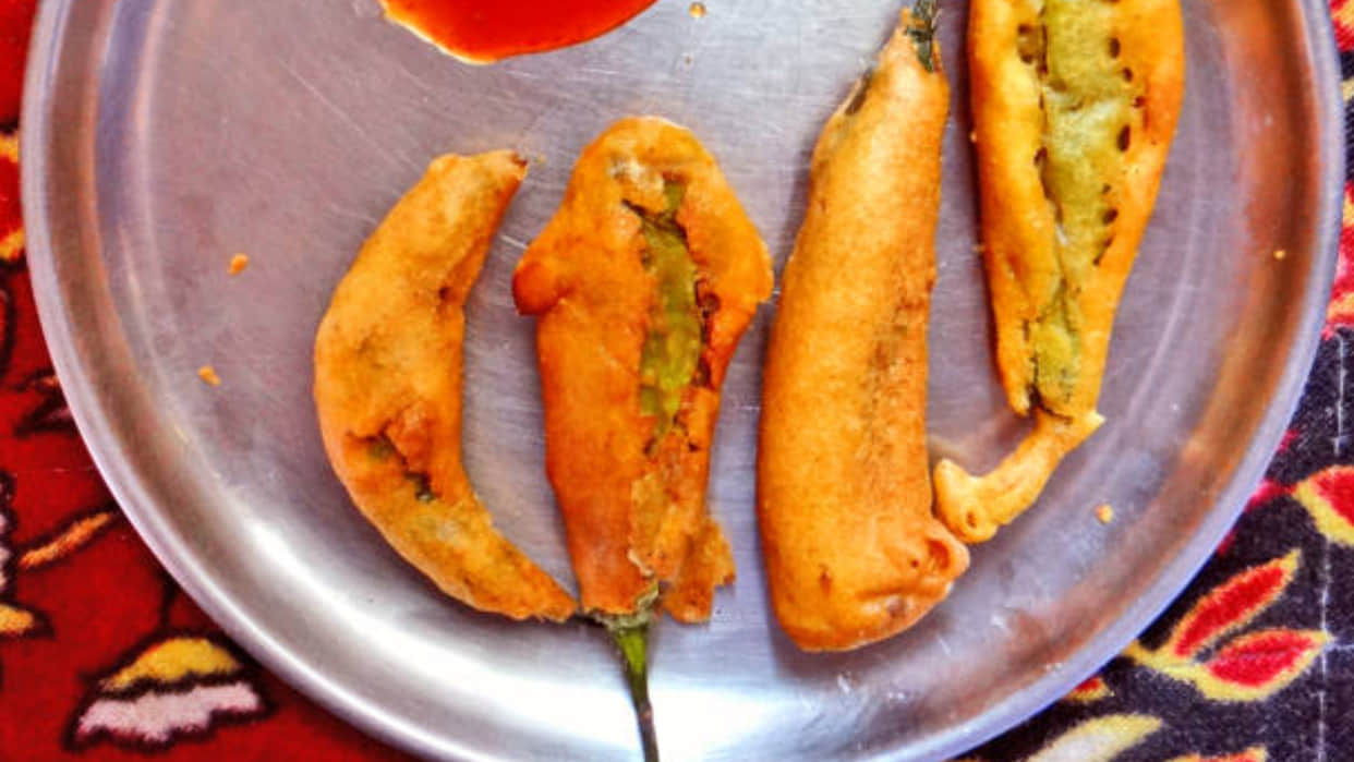 chhoti diwali 2022 tea time snacks recipe aloo bhare mirchi ke pakode