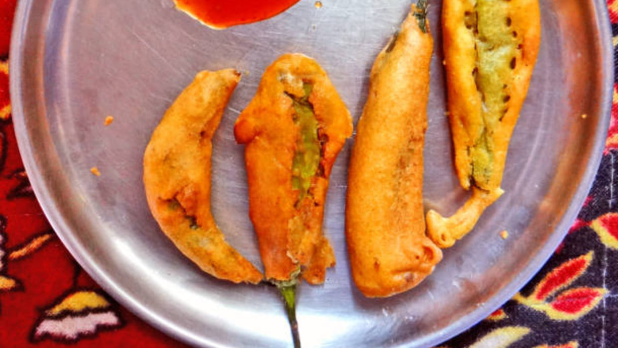 chhoti diwali 2022 tea time snacks recipe aloo bhare mirchi ke pakode