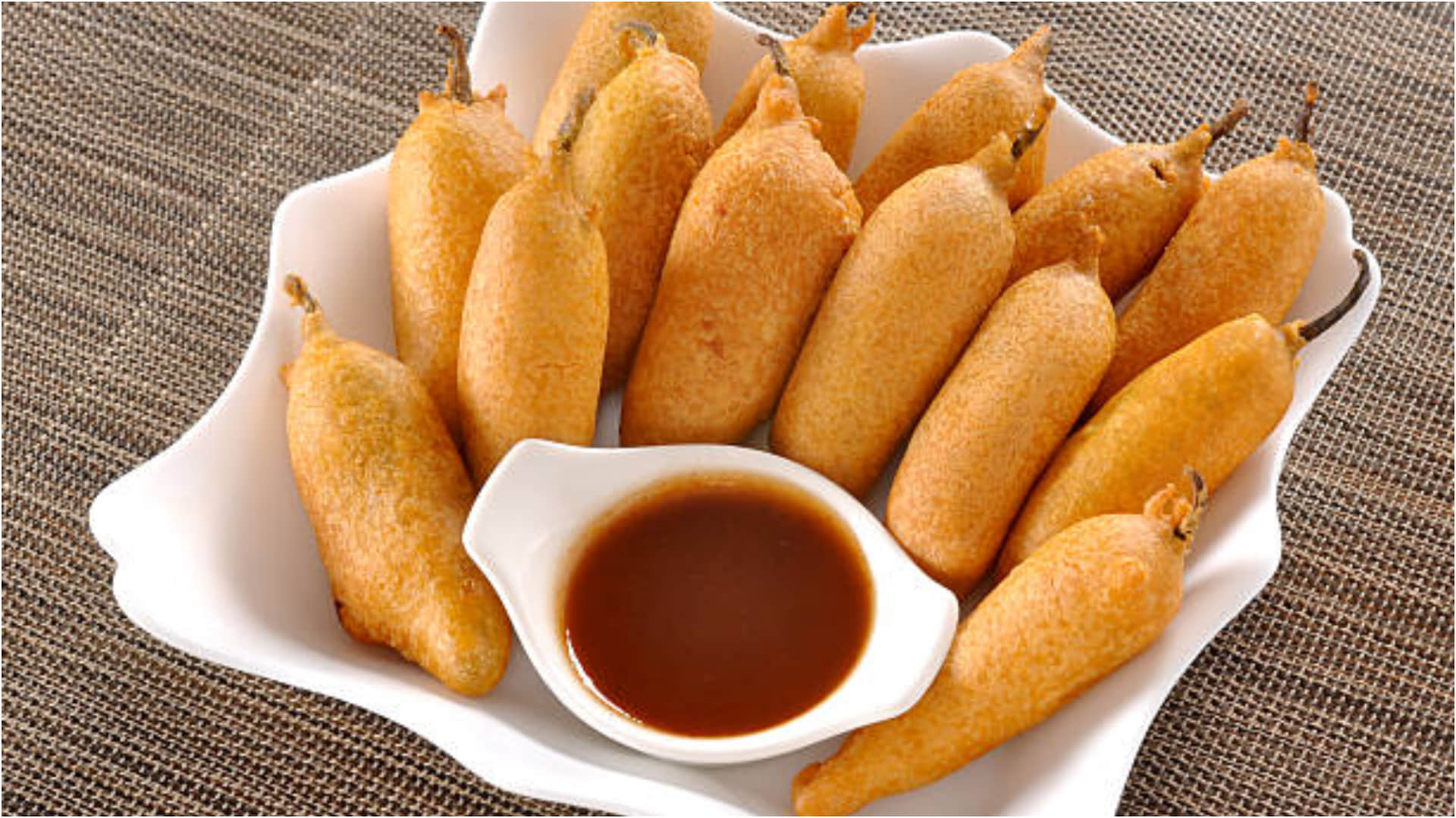 chhoti diwali 2022 tea time snacks recipe aloo bhare mirchi ke pakode