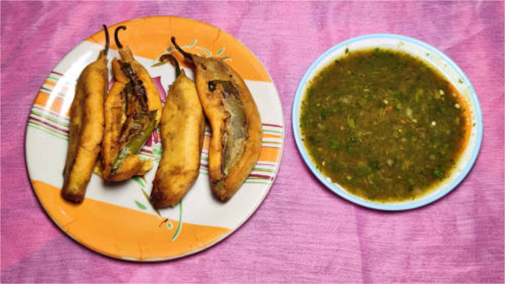 chhoti diwali 2022 tea time snacks recipe aloo bhare mirchi ke pakode