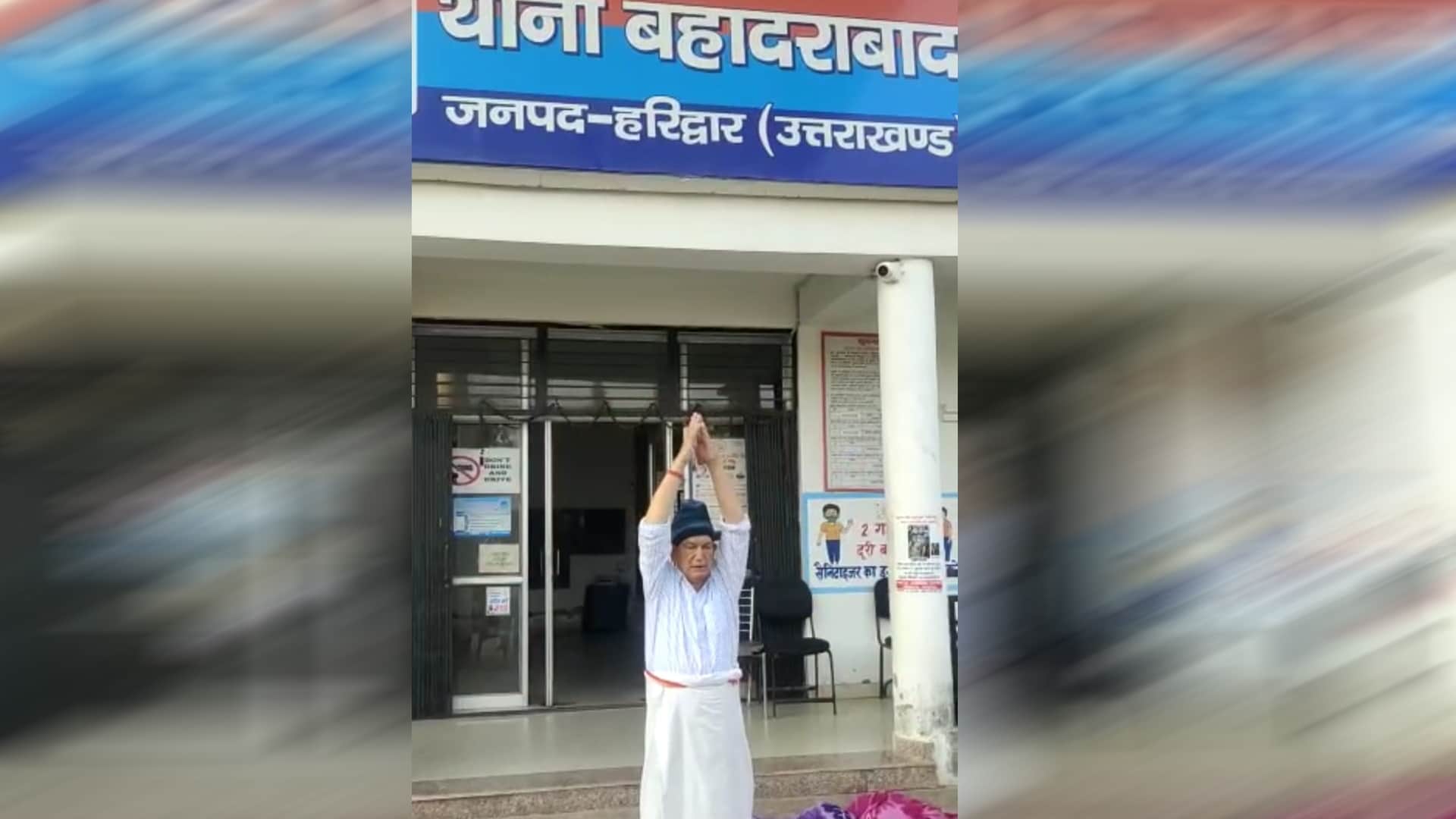 Harish Rawat yoga outside the police station BJP said politics does not shine with lungi dance Uttarakhand