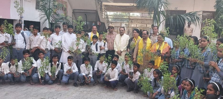 Hathras: Tulsi plants distributed to the students