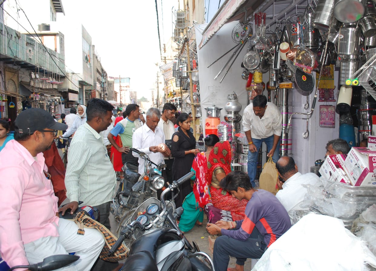 Hathras: Buyers gathered on Dhanteras, business worth crores of rupees