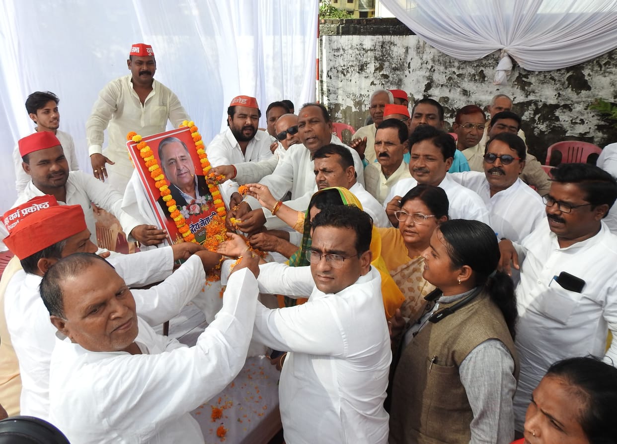 sp workers tributed to mulayam singh yadav