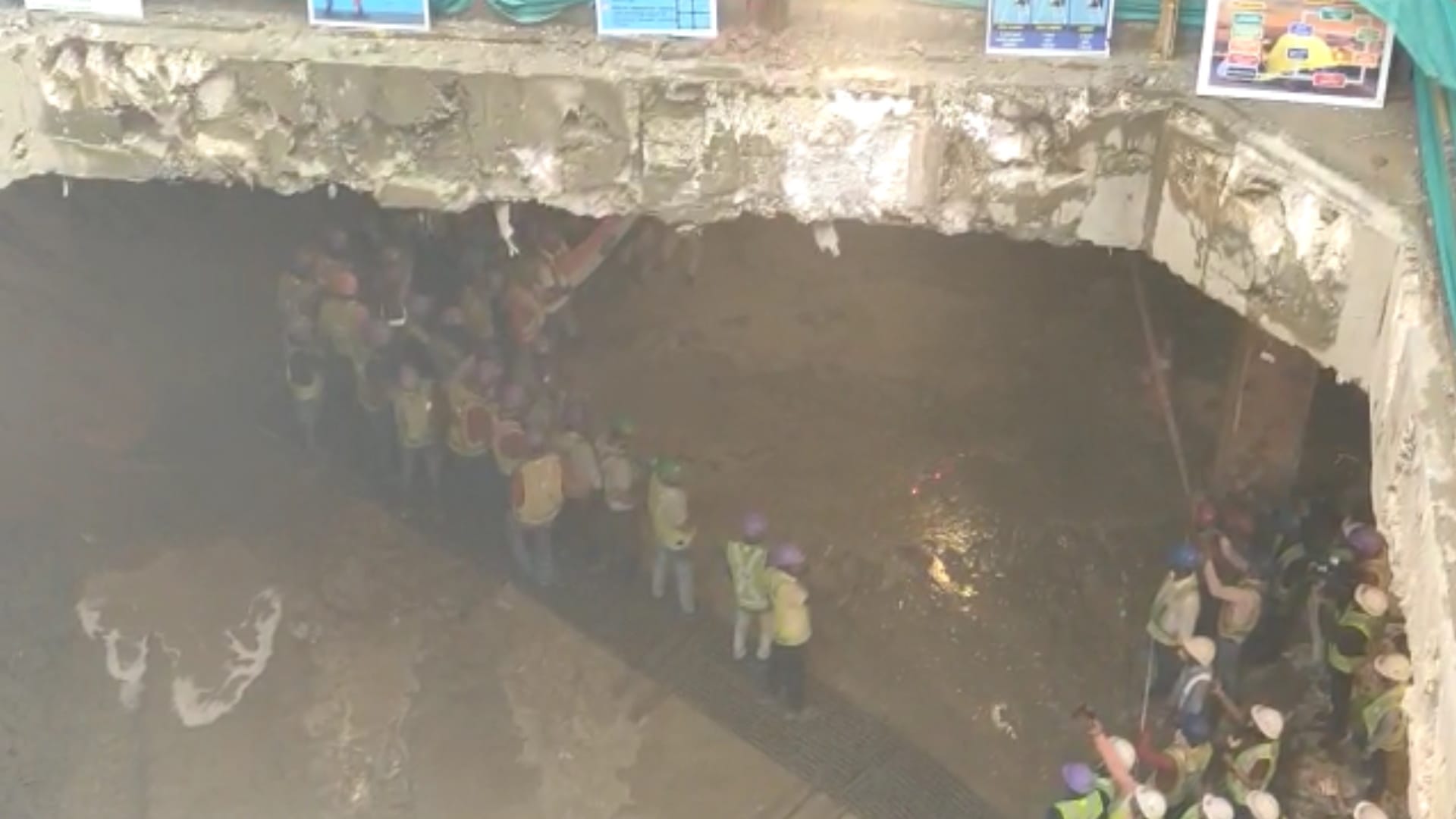 Meerut: tunnel of Rapid ready, Workers Chants Vande Mataram 20 Metert below the ground Tricolor in hands