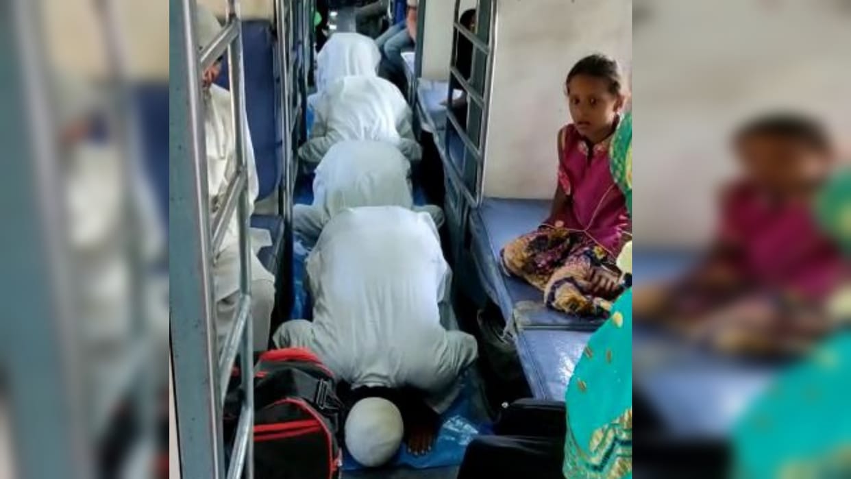 Video of offering Namaz in train goes viral kushinagar