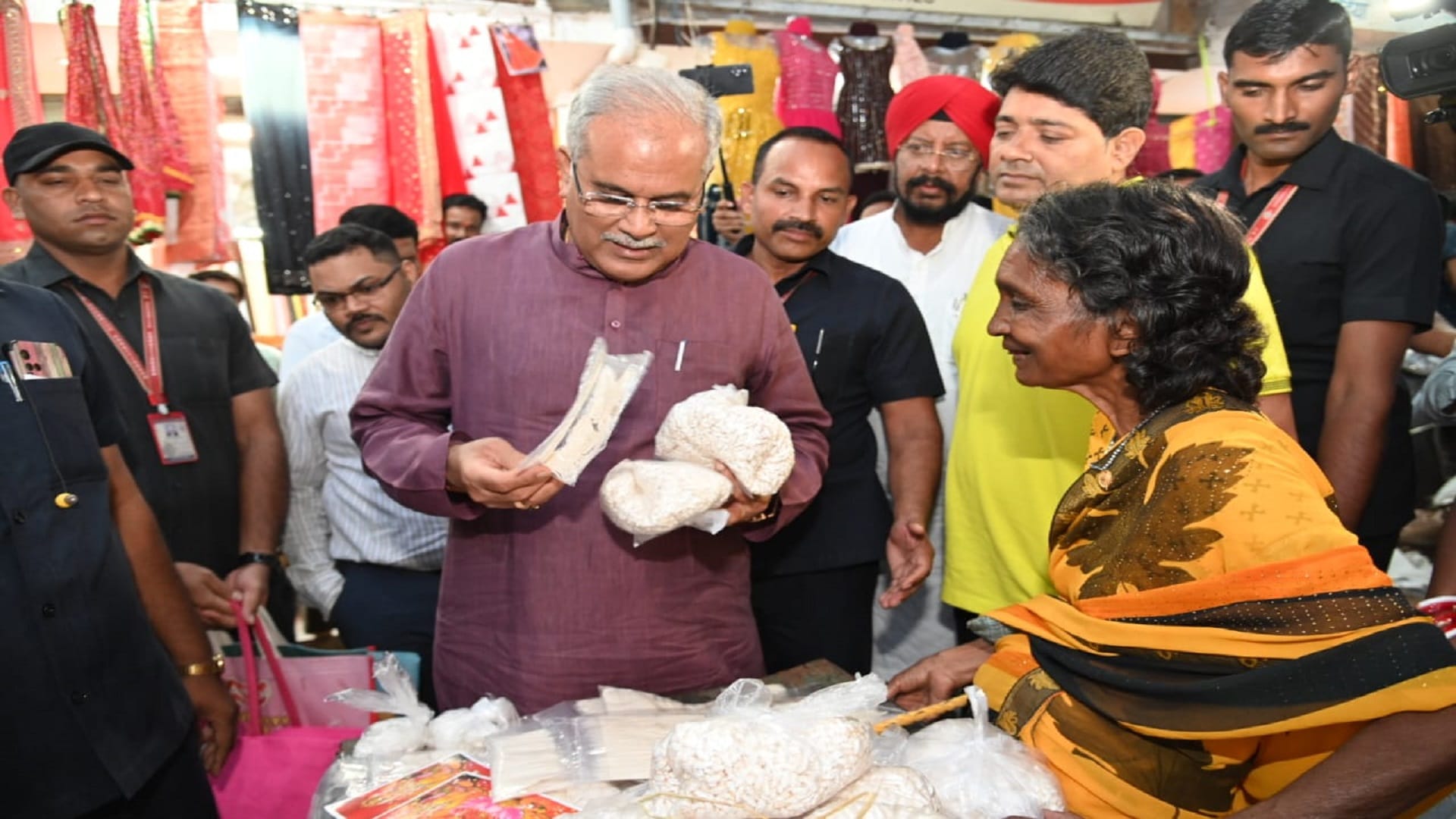 CM Bhupesh Baghel bought earthen lamps from potters