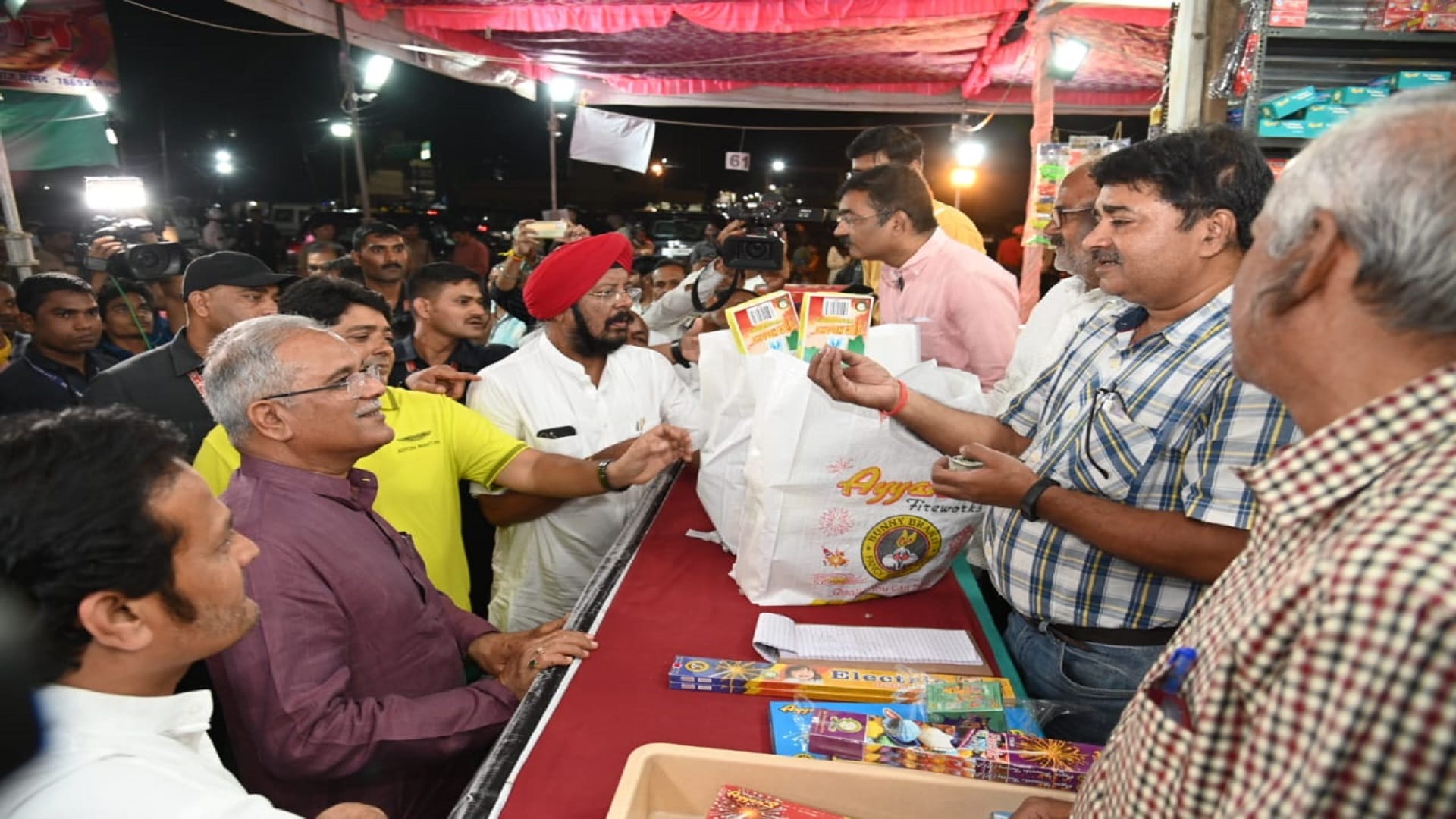 CM Bhupesh Baghel bought earthen lamps from potters