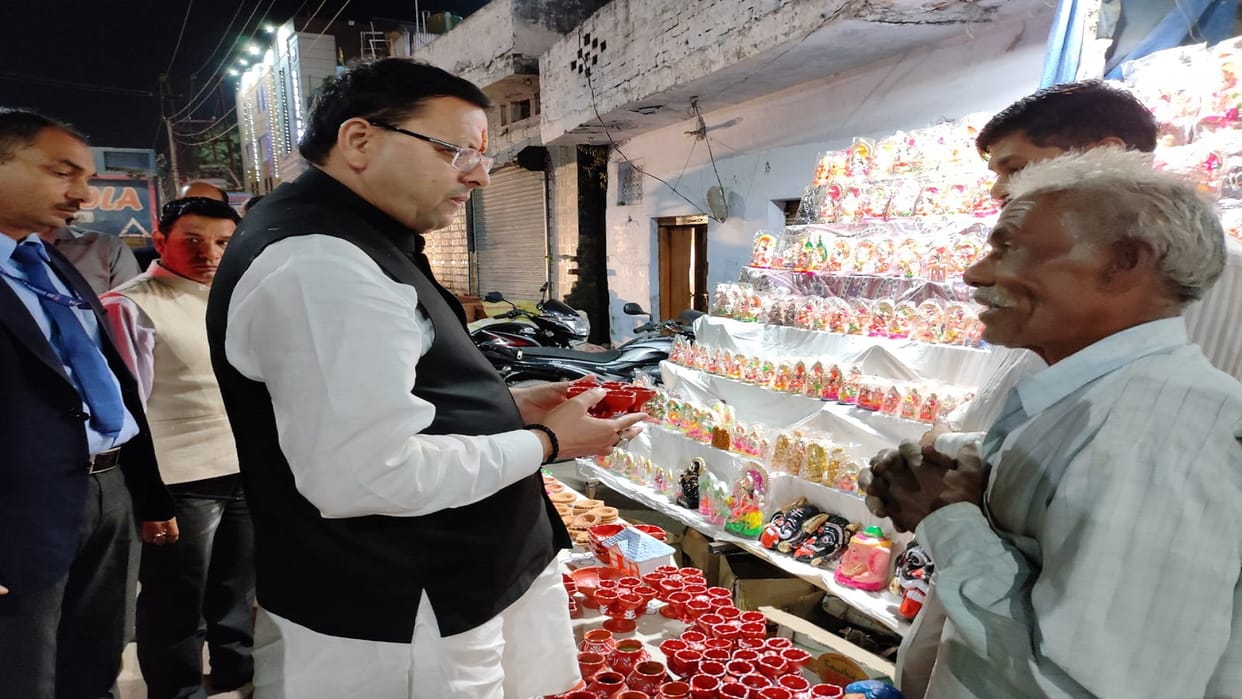 Chief Minister Pushkar Singh Dhami arrived to buy earthen lamps