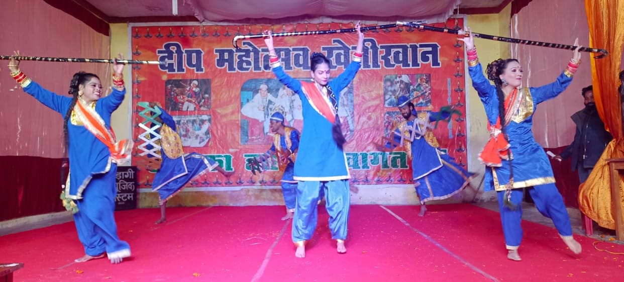 Artists of Banbasa added color to the festival