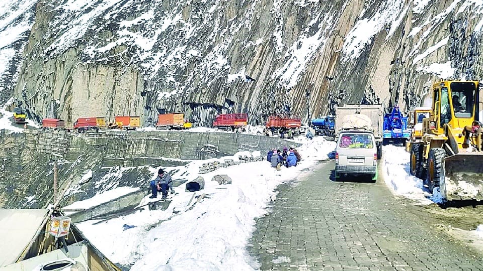 Traffic restored on Srinagar-Leh highway, 573 vehicles sent from Sonmarg to Kargil