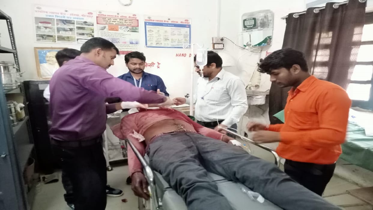 Mirzapur The young man who came to visit with his mother cut his throat outside the temple death