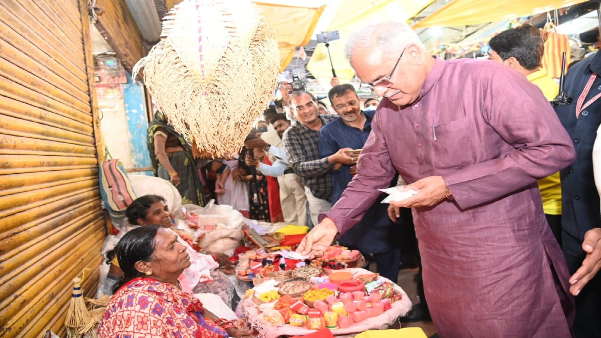 CM Bhupesh Baghel bought earthen lamps from potters