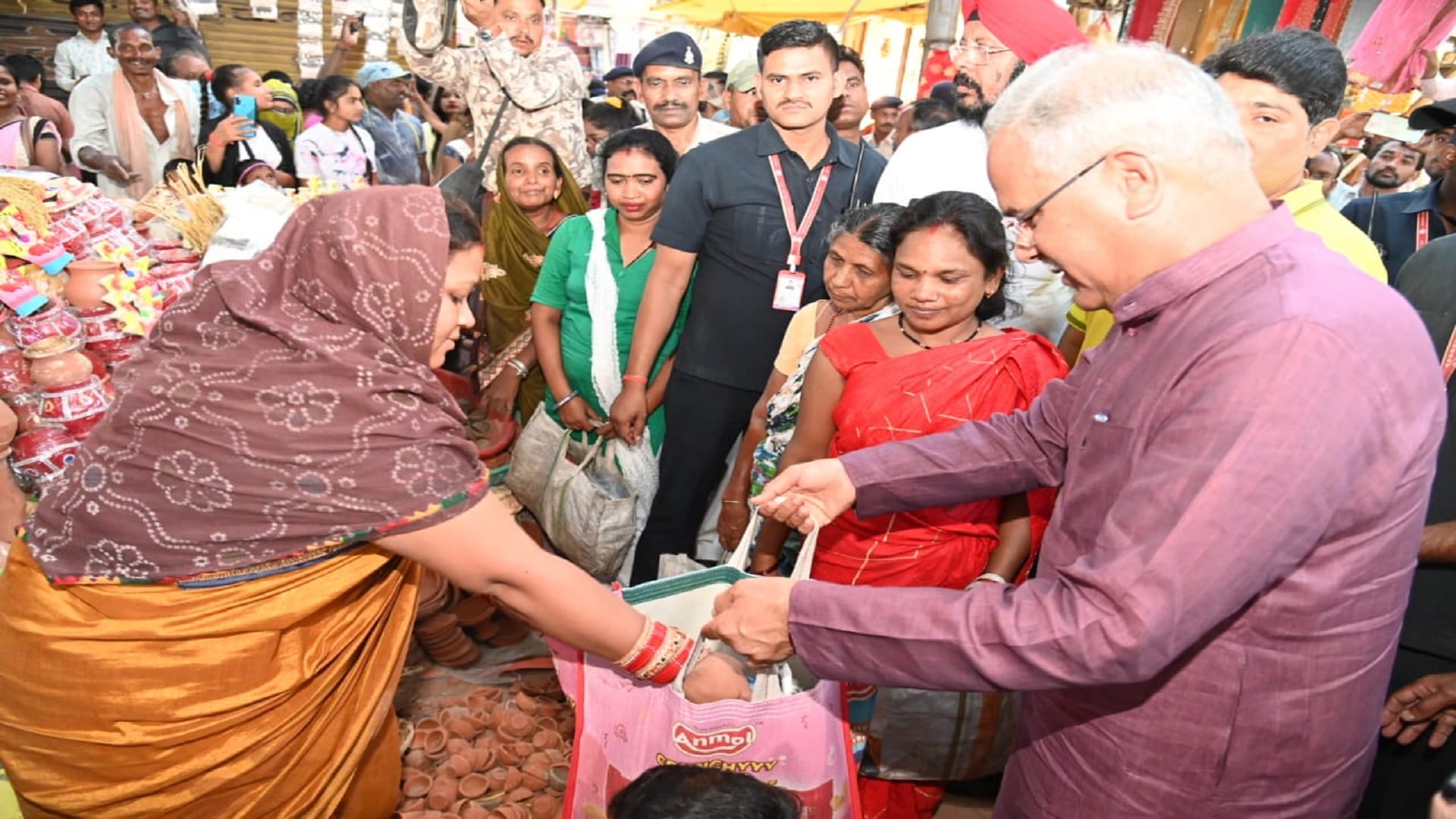 CM Bhupesh Baghel bought earthen lamps from potters