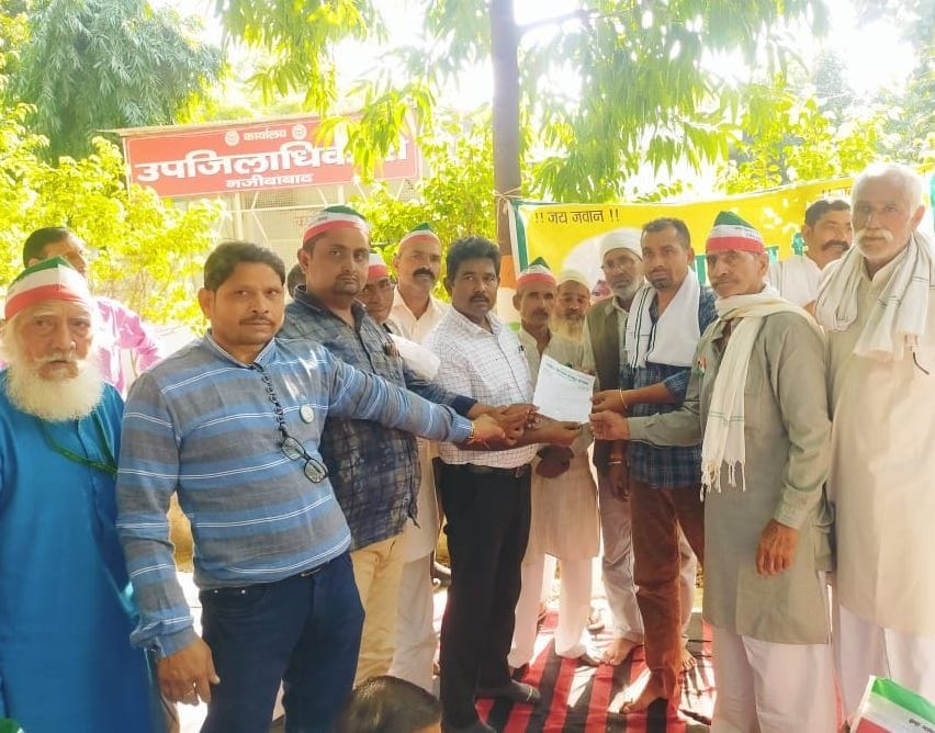Farmers staged a sit-in for sugarcane price payment