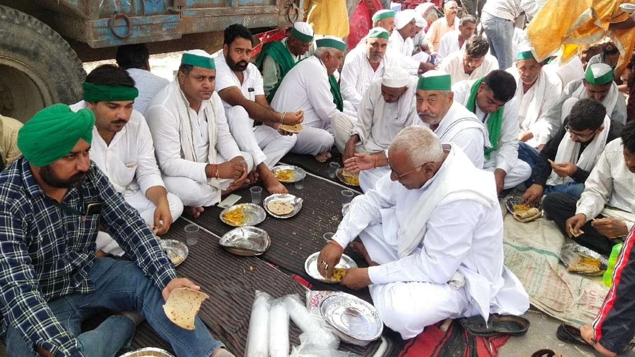 UP: Meerut-Karnal road jammed, farmers standing on Yamuna bridge carrying paddy, vehicles queued
