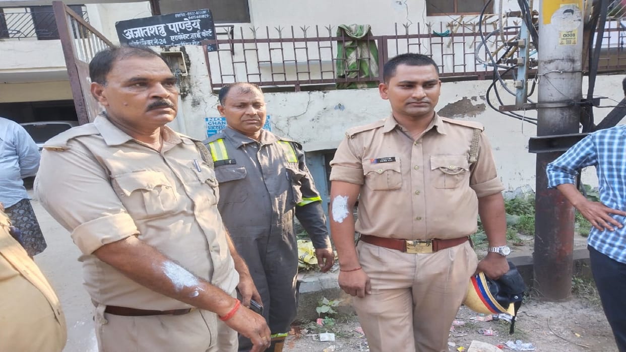 Fire in flat due to short circuit, household ashes, fire brigade found control