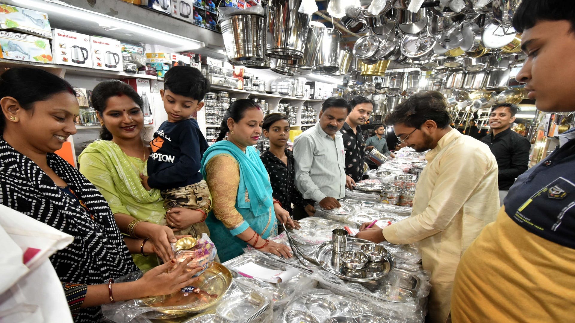 There was a lot of shopping in the market on Dhanteras 2022