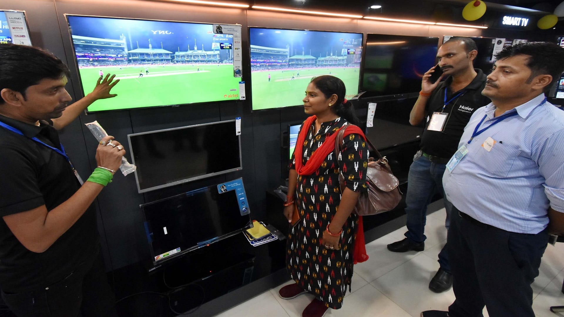 There was a lot of shopping in the market on Dhanteras 2022