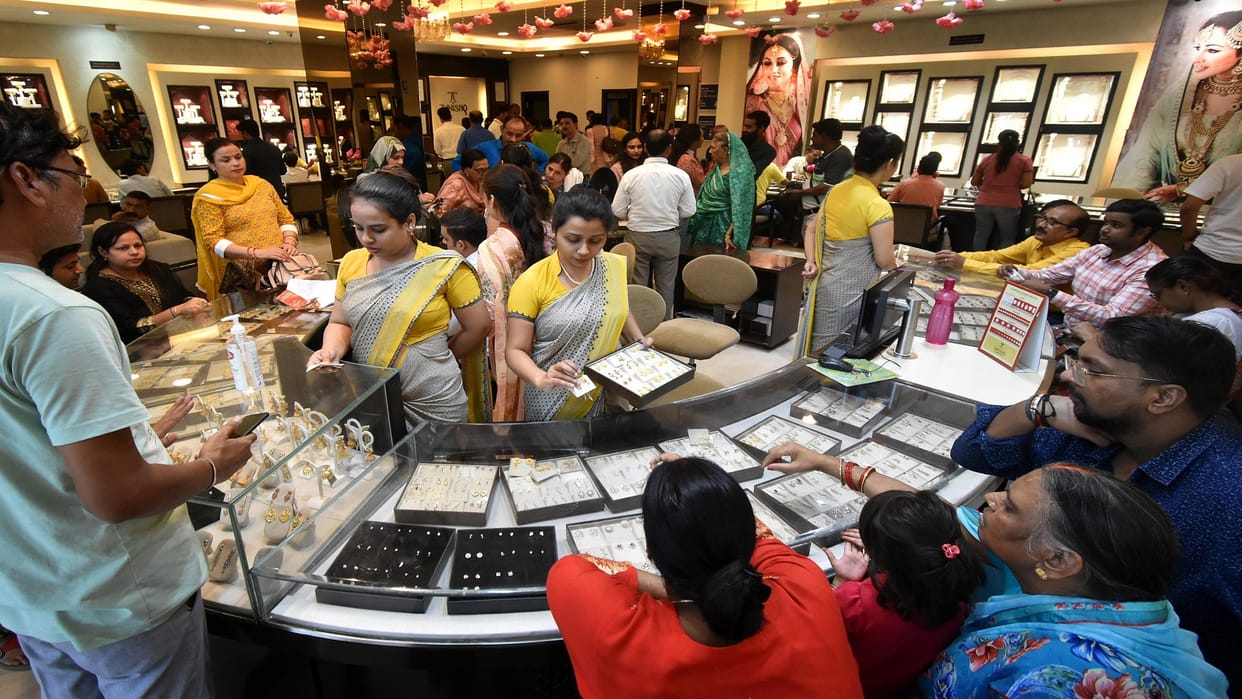 There was a lot of shopping in the market on Dhanteras 2022