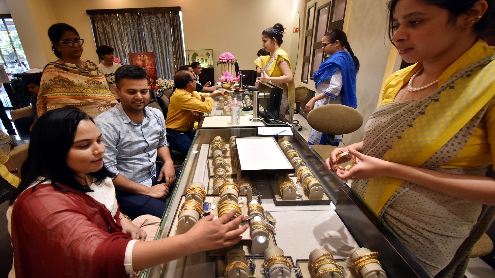 There was a lot of shopping in the market on Dhanteras 2022