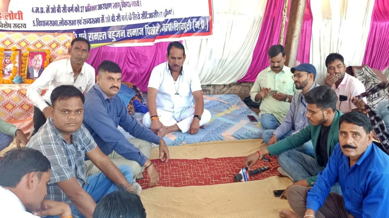 Pritam Lodhi sitting on fast unto death in Pichhore demanding compensation to farmers