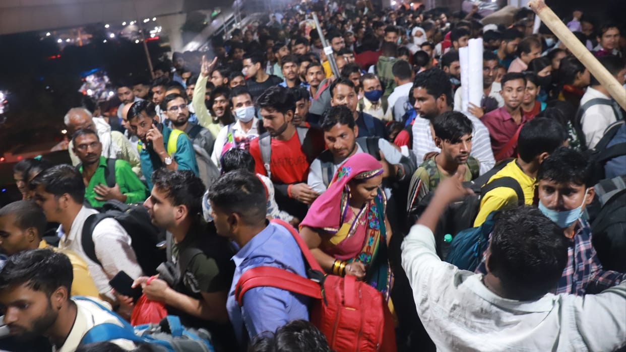 Delhi: Ahead of Diwali, there is jam in the national capital, no breathing space at bus stations.