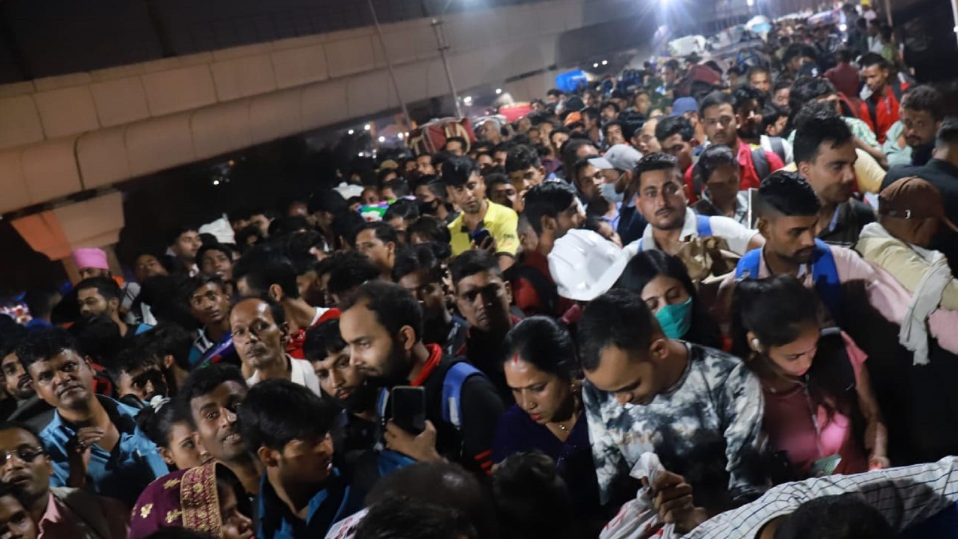 Delhi: Ahead of Diwali, there is jam in the national capital, no breathing space at bus stations.