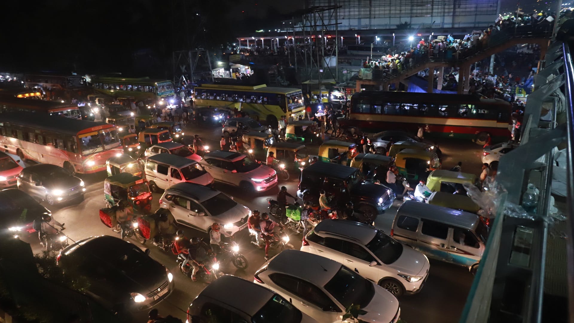 Delhi: Ahead of Diwali, there is jam in the national capital, no breathing space at bus stations.