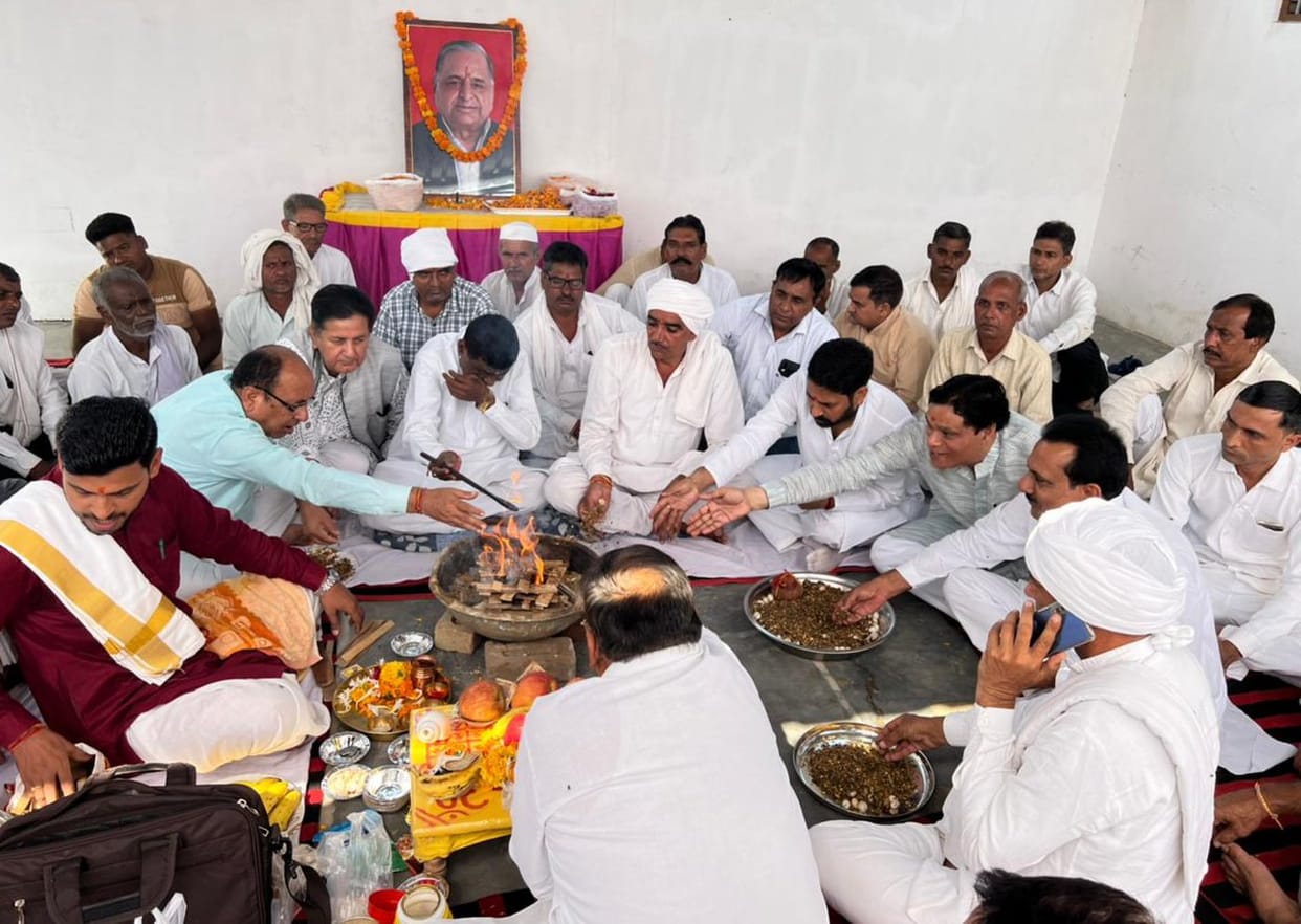 SP workers pay tribute to Mulayam Singh