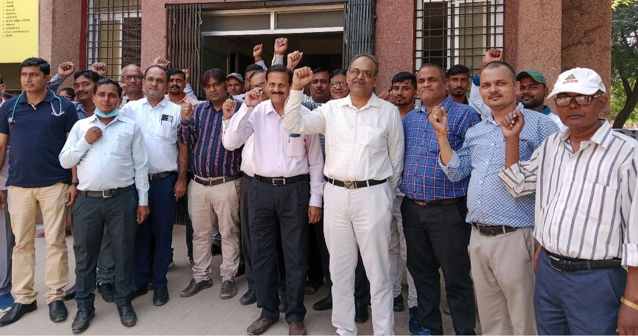 Sonbhadra District Hospital demonstration for second consecutive day due to Arrest of two doctors