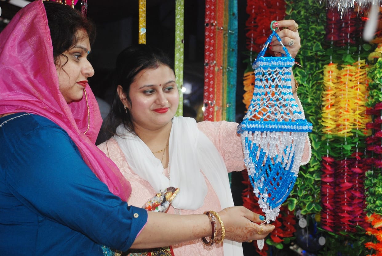 Market buzzing for Dhanteras, hope of rain