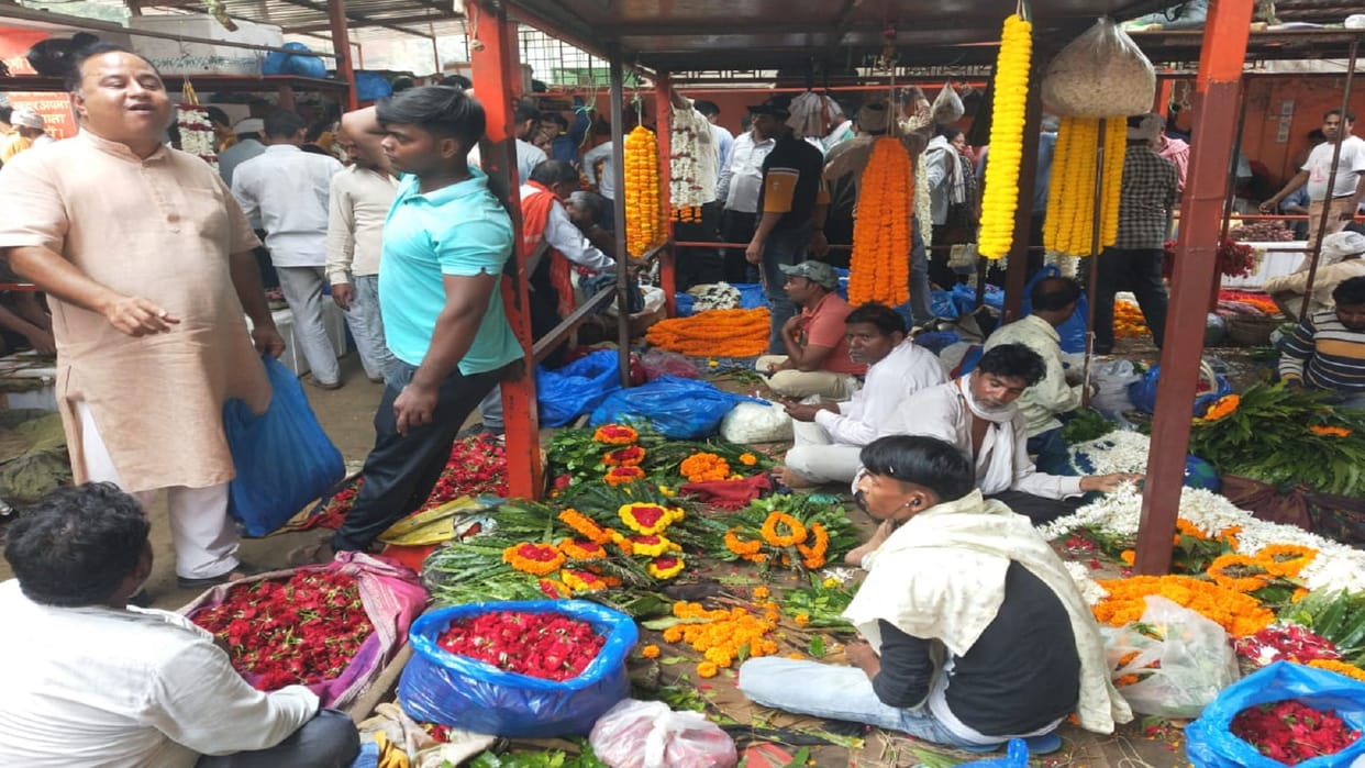 Photos demand for lotus of Kolkata while the marigold flower price increased