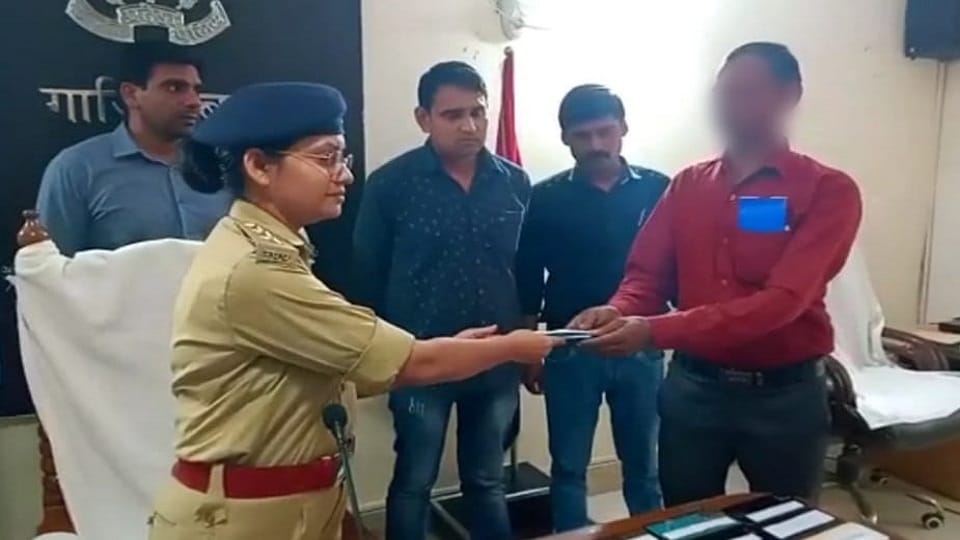 ghaziabad police recovered 53 mobiles before diwali