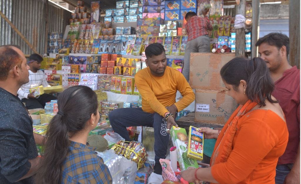 Diwali 2022 Firecrackers will be available at these places in Varanasi administration fixed places