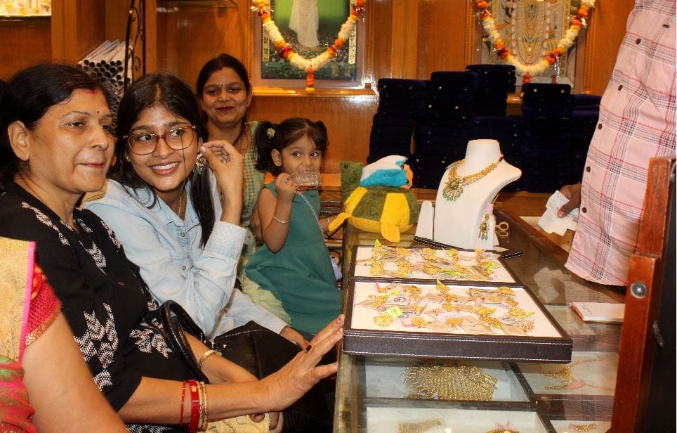 Dhanteras 2022 varanasi markets buzzing from morning till late night business crosses 1000 crores