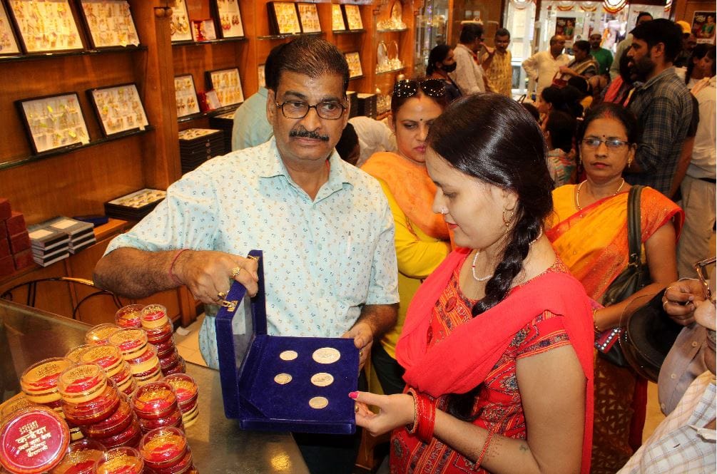 Dhanteras 2022 varanasi markets buzzing from morning till late night business crosses 1000 crores