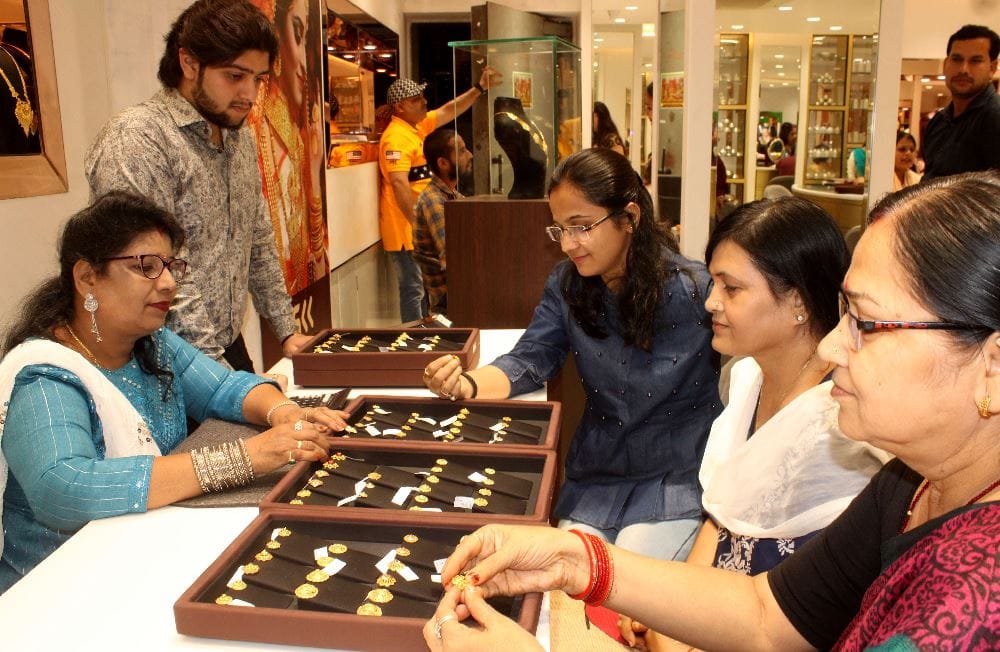 Dhanteras 2022 varanasi markets buzzing from morning till late night business crosses 1000 crores