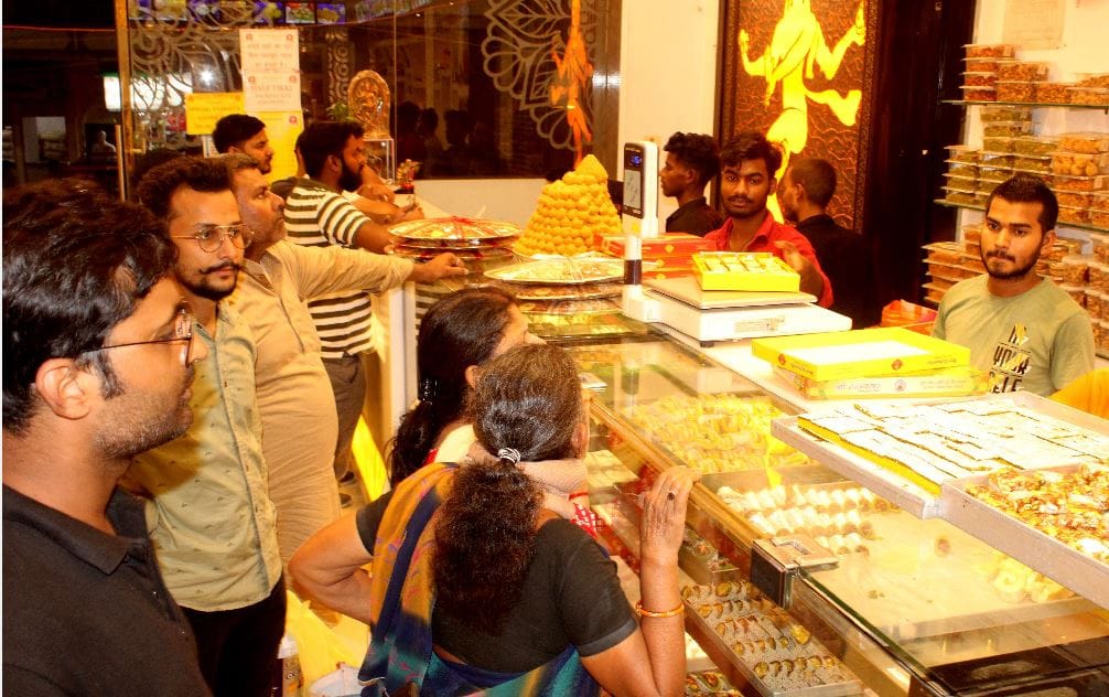 Dhanteras 2022 varanasi markets buzzing from morning till late night business crosses 1000 crores